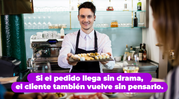 avisador de pedidos ayudando al mesero a atender al cliente.