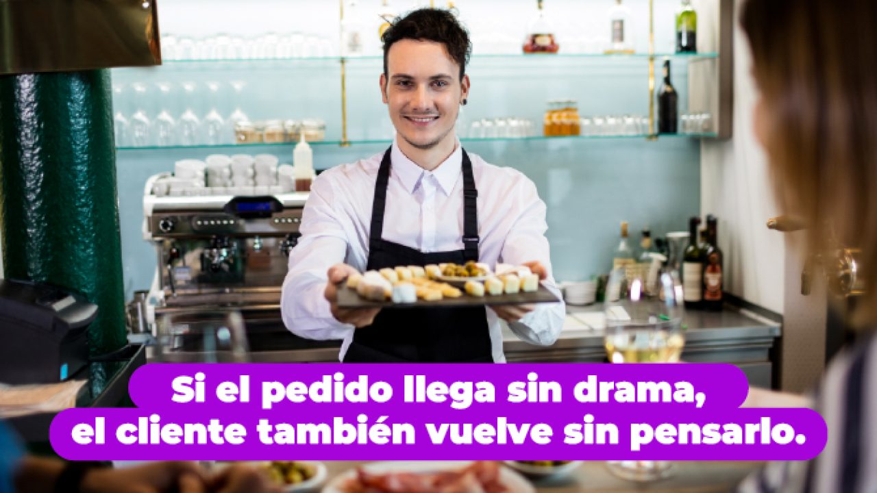 avisador de pedidos ayudando al mesero a atender al cliente.